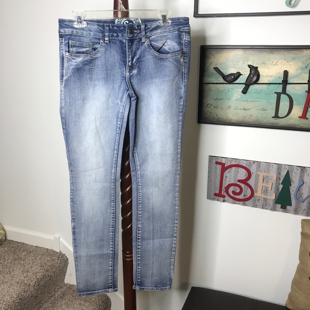 SO mid rise light wash skinny blue jeans
